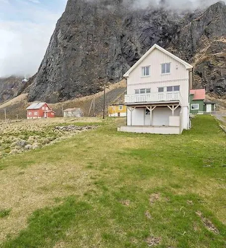 House By The Ocean With Midnight Sun View *